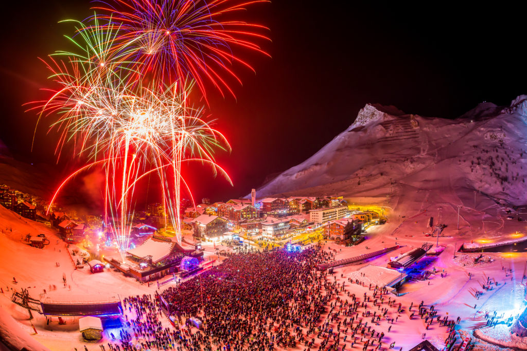 fête à tignes feu d'artifice montagne