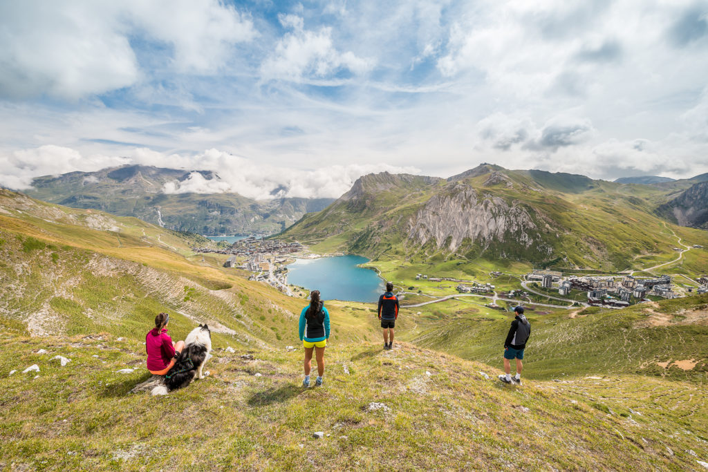 randonnée en montagne, vue sur la station de Tignes