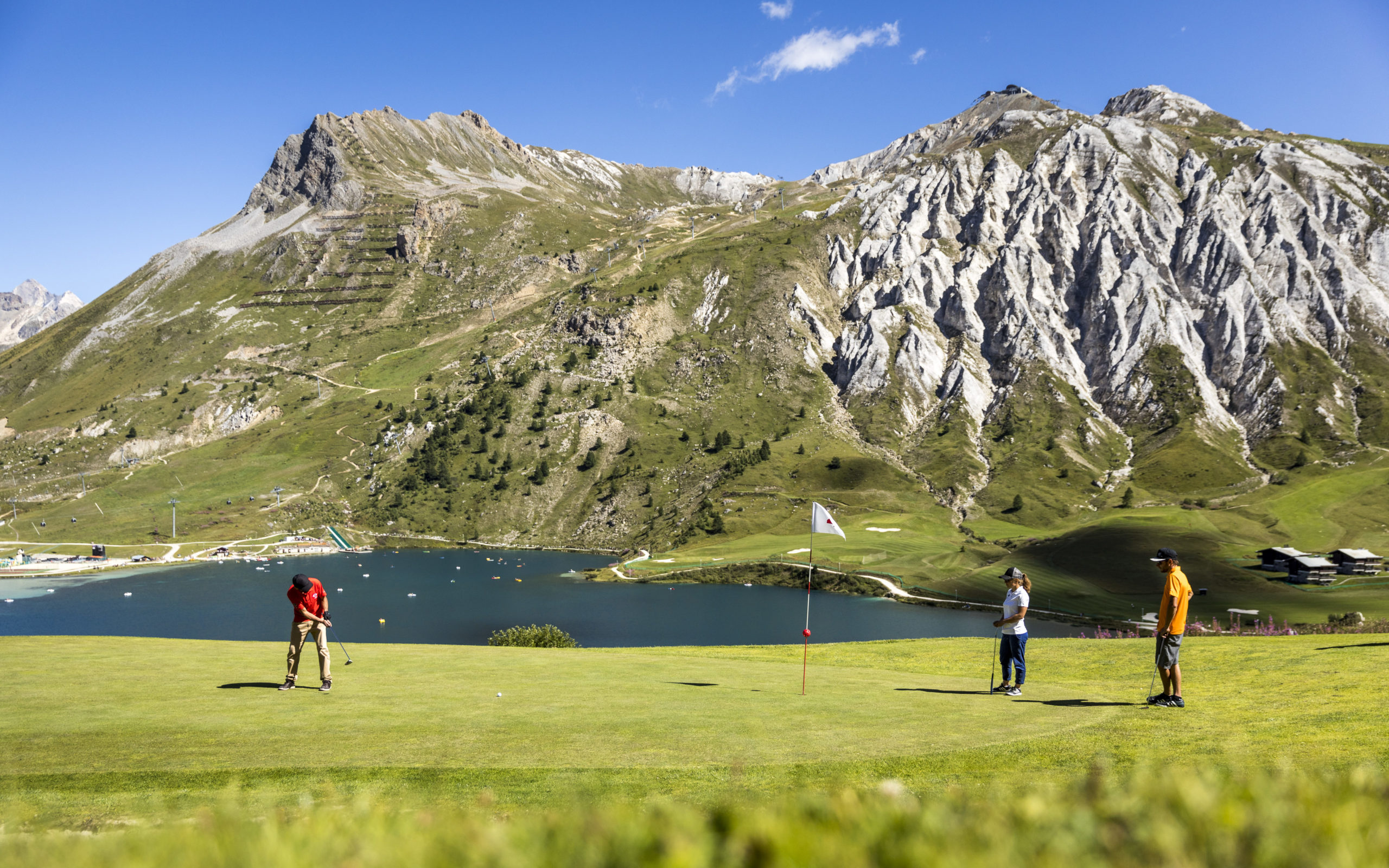 golf en altitude 18 trous, vue sur les montagnes